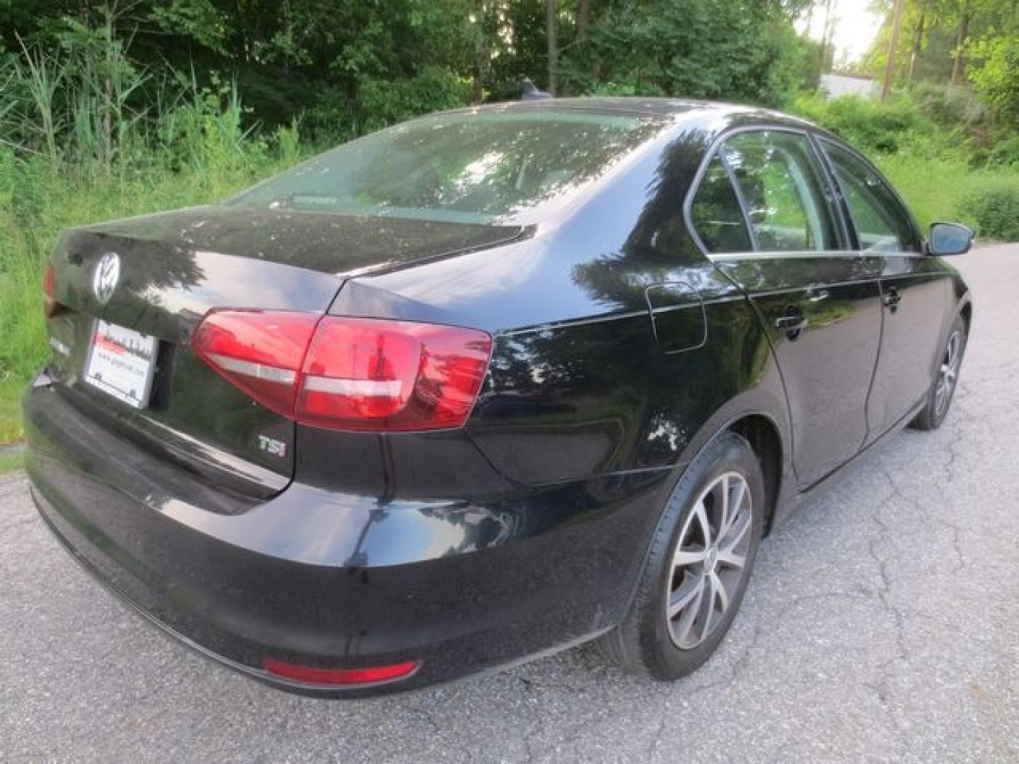 2017 Volkswagen Jetta SE (3VWB67AJ3HM) with an 1.4L L4 DOHC 20V engine, 5-speed manual transmission, located at 270 US Route 6, Mahopac, NY, 10541, (845) 621-0895, 41.349022, -73.755280 - Photo#3